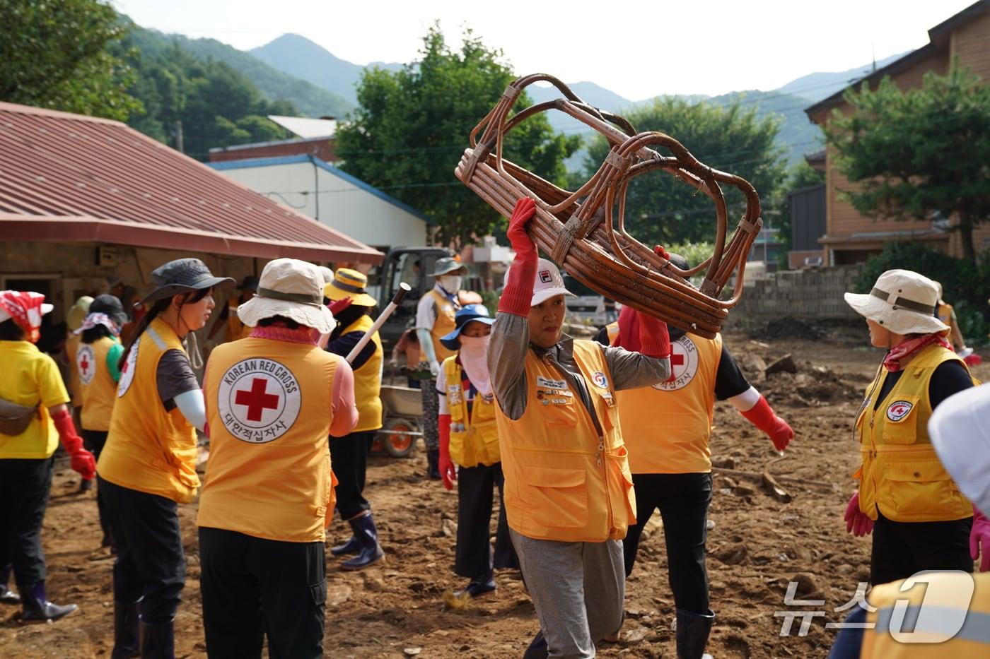 본문 이미지 - 수해피해 복구 현장.(대한적십자사 경기도지사 제공)