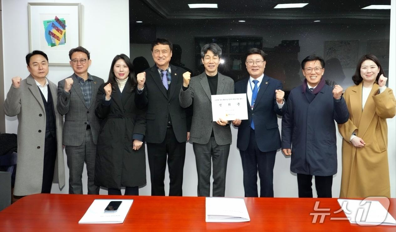 본문 이미지 - 24일 전북도의회가 윤건영 의원을 만나'도의원 정수 확대 및 선거구 획정 개선 촉구 건의문'을 전달하고 있다.(의회제공, 재판매 및 DB금지)2026.2.24/뉴스1