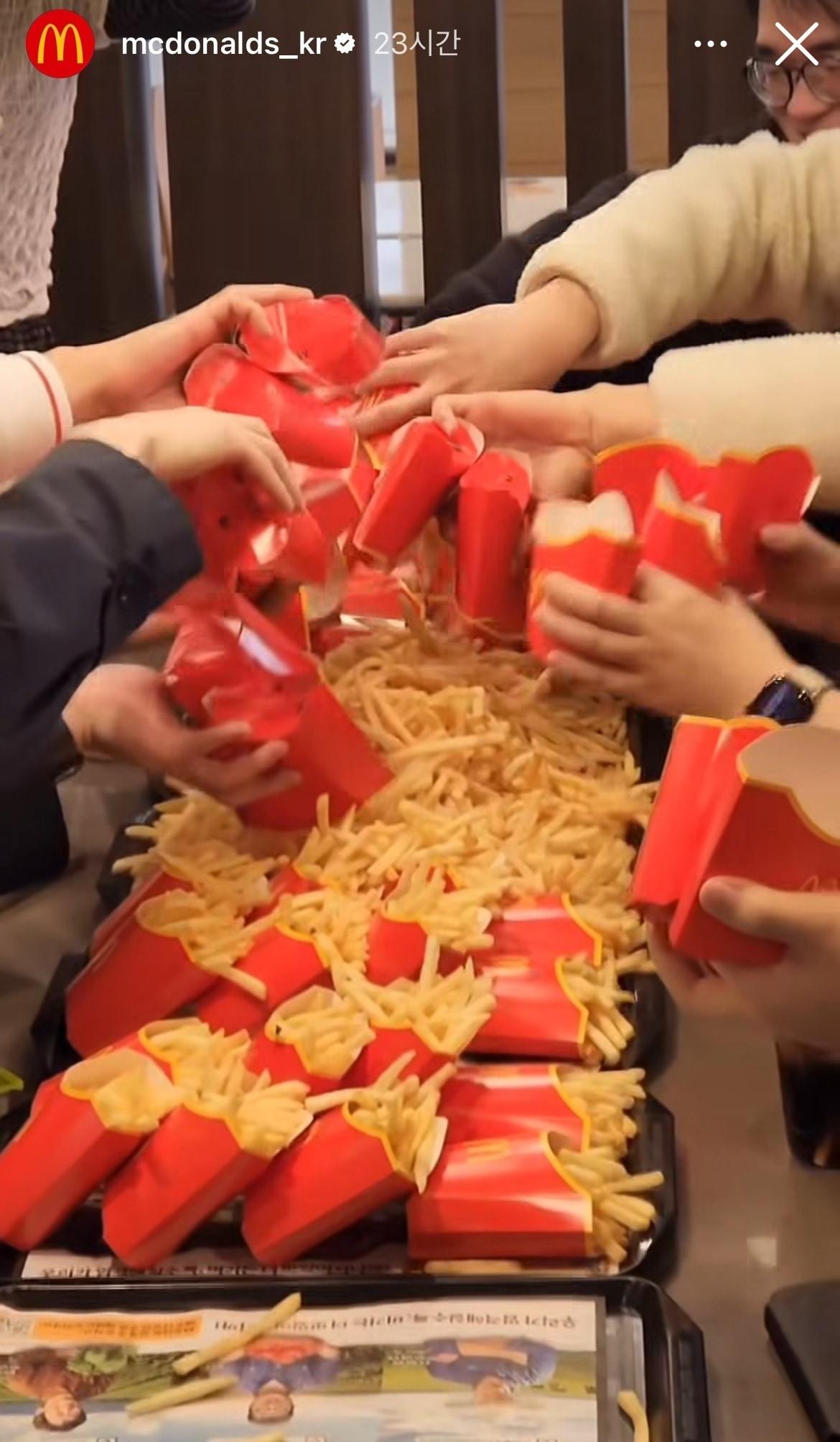 본문 이미지 - 22일 맥도날드 부산대 2호점에서 감튀 모임 원년 멤버 5명과 온라인 참가자 15명이 감자튀김을 즐기는 모습.(맥도날드 인스타그램 갈무리) 