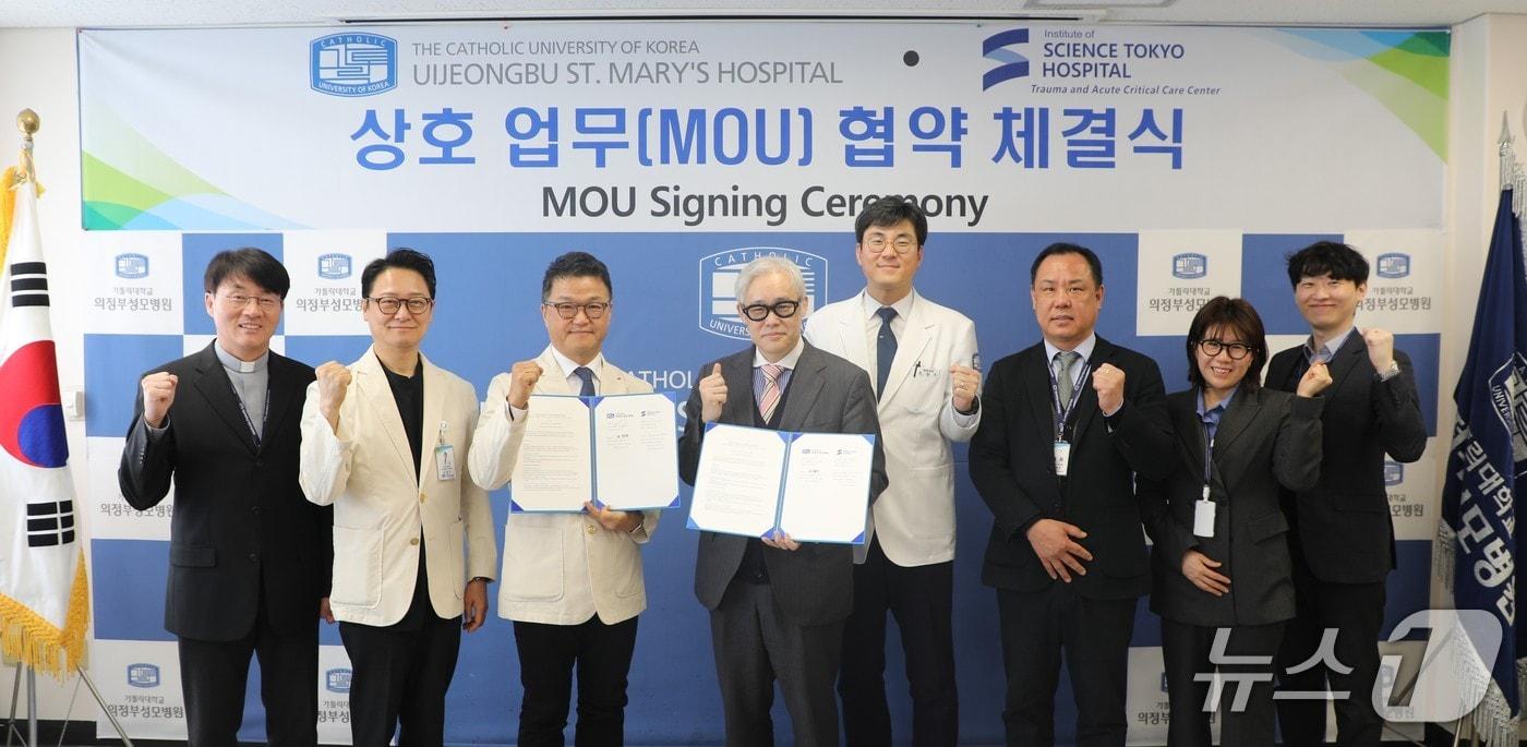 본문 이미지 - 가톨릭대 의정부성모병원은 지난 23일 일본 도쿄과학대학병원과 함께 외상 진료와 연구에 상호 협력하자는 내용의 업무협약(MOU)을 체결했다고 24일 밝혔다.(왼쪽부터) 우연호 행정부원장, 김영수 진료부원장, 이태규 병원장, 코지 교수, 조항주 센터장, 의정부성모병원 대외의료협력팀.(가톨릭대 의정부성모병원 제공)