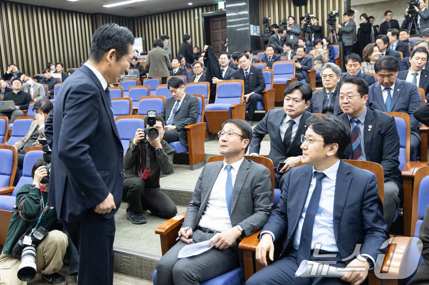 본문 이미지 - 정청래 더불어민주당 대표가 24일 서울 여의도 국회에서 열린 의원총회에서 한병도 원내대표와 인사하고 있다. 2026.2.24 ⓒ 뉴스1 이승배 기자