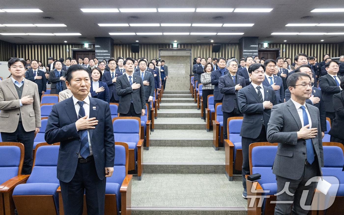 본문 이미지 - 정청래 더불어민주당 대표가 지난 24일 서울 여의도 국회에서 열린 의원총회에서 국민의례하고 있다. 2026.2.24 ⓒ 뉴스1 이승배 기자