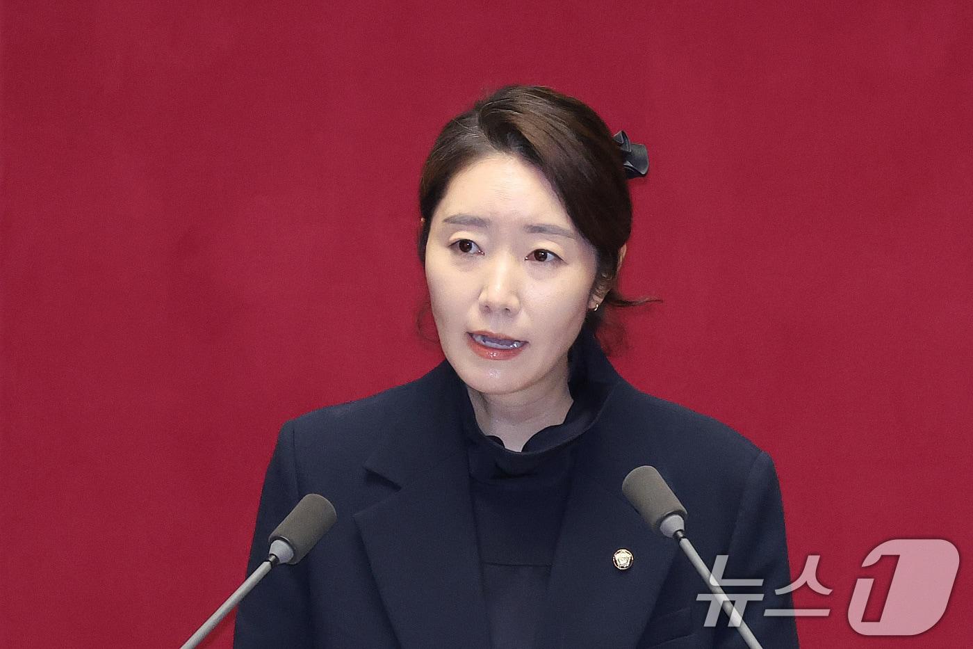 본문 이미지 - 강선우 무소속 의원이 24일 서울 여의도 국회에서 열린 제432회국회(임시회) 제8차 본회의에서 자신의 체포동의안에 대한 신상 발언을 하고 있다. 2026.2.24 ⓒ 뉴스1 신웅수 기자