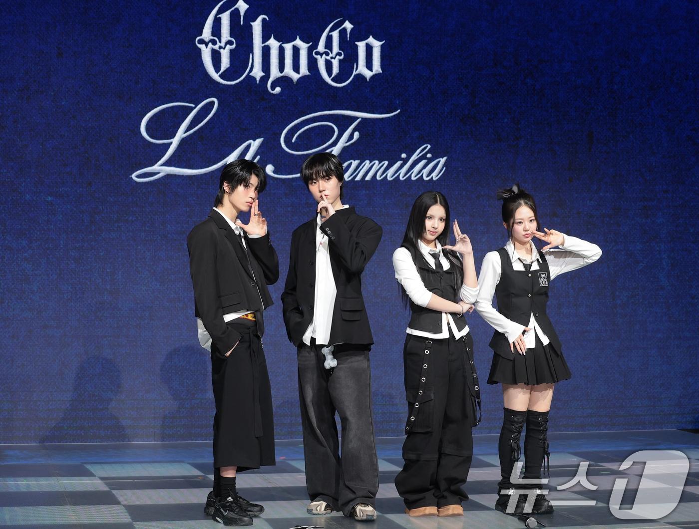 본문 이미지 - 그룹 초코(ChoCo) 예찬(왼쪽부터)과 태조, 안판, 윤지가 24일 오후 서울 마포구 쇼킹케이팝센터에서 열린 초코엔터 패밀리 앨범 ‘ChoCo La Familia’ 발매 기념 쇼케이스에서 포즈를 취하고 있다. 2026.2.24 ⓒ 뉴스1 권현진 기자