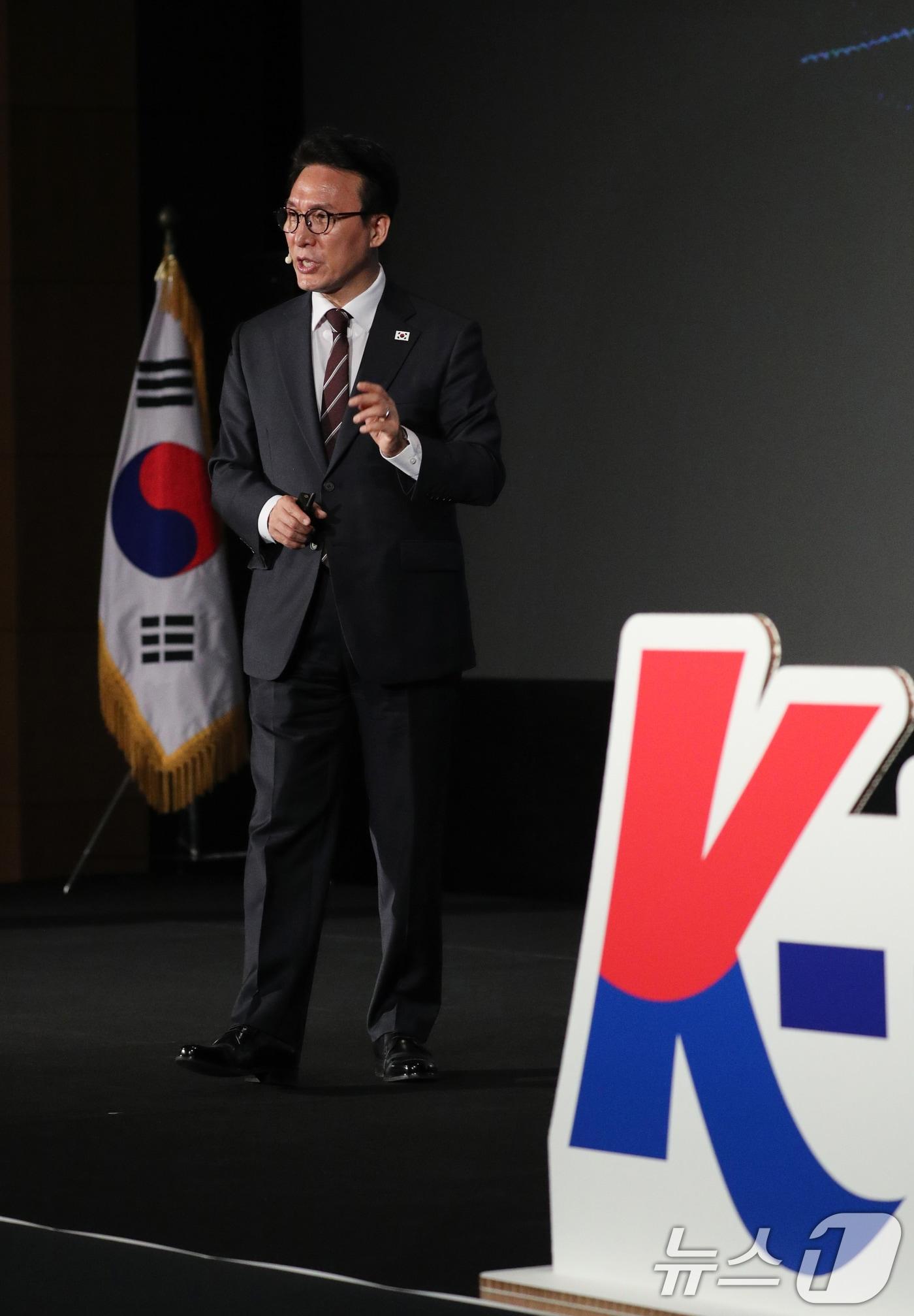 본문 이미지 - 김민석 국무총리가 24일 오후 충북 청주시 엔포드호텔에서 열린 더불어민주당 충북도당 초청 K-국정설명회에서 이재명 정부의 국정성과 등 특별강연을 하고 있다. 2026.2.24 ⓒ 뉴스1 김용빈 기자