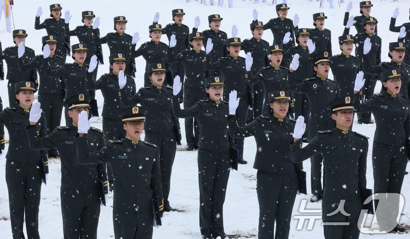 본문 이미지 - 24일 대전 유성구 국군간호사관학교에서 열린 제70기 입학식에서 신입생도들이 선서를 하고 있다. 이날 입학한 신입생도 90명은 군과 국가 발전에 기여하는 정예 간호장교로 거듭날 것을 다짐했다. 2026.2.24 ⓒ 뉴스1 김기태 기자