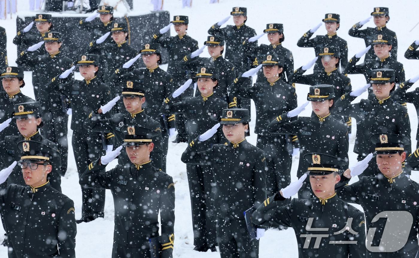 본문 이미지 - 24일 대전 유성구 국군간호사관학교에서 열린 제70기 입학식에서 신입생도들이 거수경례를 하고 있다. 2026.2.24 ⓒ 뉴스1 김기태 기자
