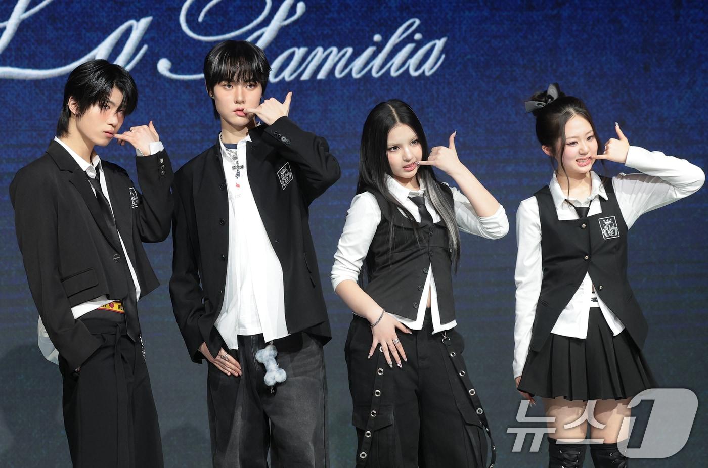 본문 이미지 - 그룹 초코(ChoCo) 예찬(왼쪽부터)과 태조, 안판, 윤지가 24일 오후 서울 마포구 쇼킹케이팝센터에서 열린 초코엔터 패밀리 앨범 ‘ChoCo La Familia’ 발매 기념 쇼케이스에서 포즈를 취하고 있다. 2026.2.24 ⓒ 뉴스1 권현진 기자