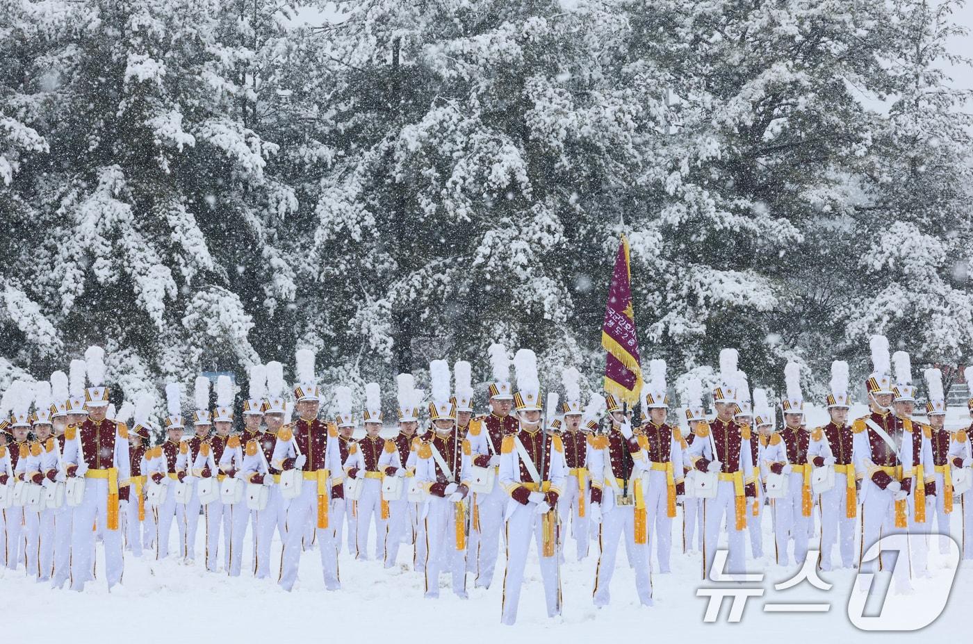 본문 이미지 - 눈이 내린 지난 24일 대전 유성구 국군간호사관학교에서 열린 제70기 입학식에서 생도들이 도열해 있다. 2026.2.24 ⓒ 뉴스1 김기태 기자