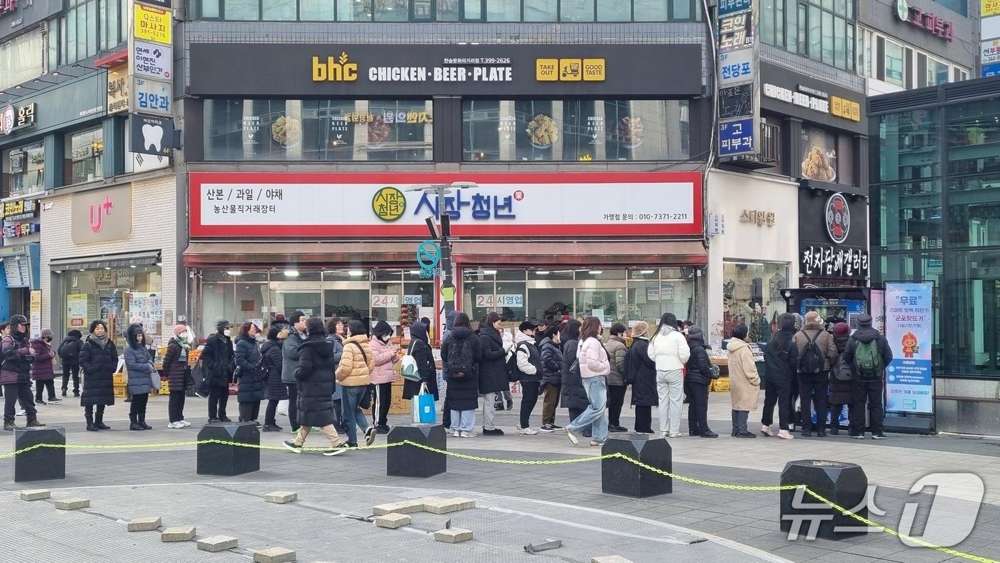본문 이미지 - 경기 군포시  스마트 핫팩 자판기 사업 '군포 핫뜨거' 이용자들. (군포시 제공. 재판매 및 DB 금지) 2026.2.24/뉴스1 