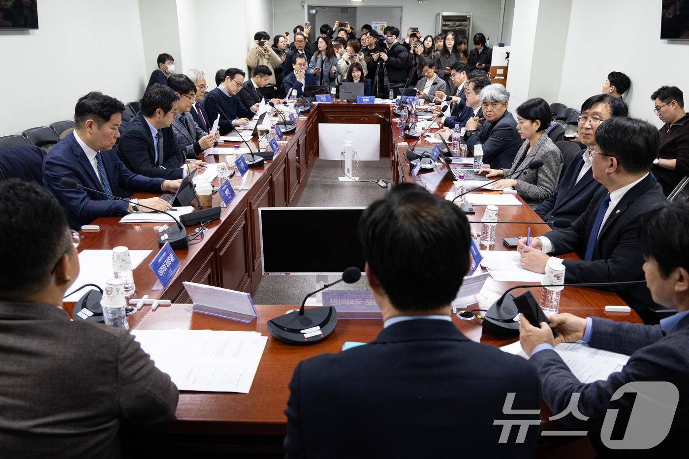 본문 이미지 - 더불어민주당 디지털자산 자문위원단이 24일 서울 여의도 국회 의원회관에서 TF 디지털자산입법안에 대한 자문위원 의견을 듣기 위해 열린 더불어민주당 디지털자산 TF 위원 및 자문단 회의에서 이정문 위원장의 발언을 경청하고 있다. 2026.2.24 ⓒ 뉴스1 유승관 기자