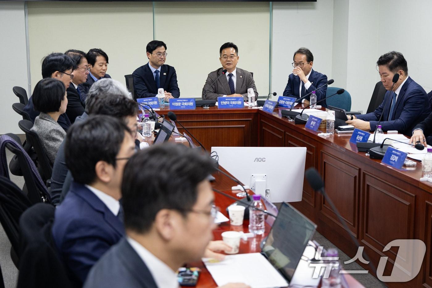 본문 이미지 - 민병덕 더불어민주당 디지털자산 TF 위원이 지난달 24일 서울 여의도 국회 의원회관에서 TF 디지털자산입법안에 대한 자문위원 의견을 듣기 위해 열린 디지털자산 TF 위원 및 자문단 회의에서 발언하고 있다. 2026.2.24 ⓒ 뉴스1 유승관 기자