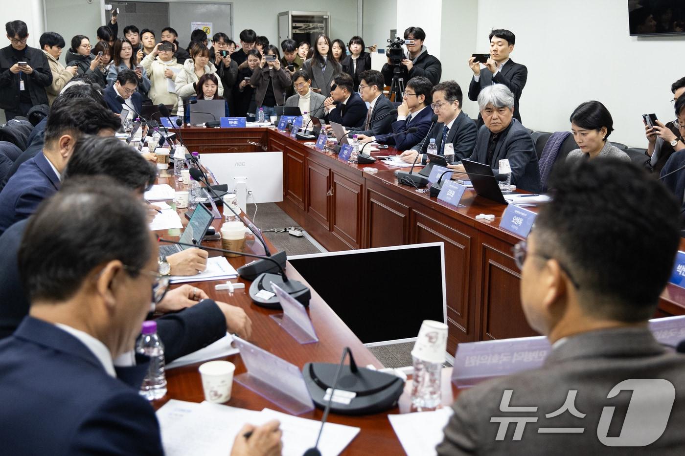 본문 이미지 - 더불어민주당 디지털자산 자문위원단이 24일 서울 여의도 국회 의원회관에서 TF 디지털자산입법안에 대한 자문위원 의견을 듣기 위해 열린 더불어민주당 디지털자산 TF 위원 및 자문단 회의에서 이정문 위원장의 발언을 경청하고 있다. 2026.2.24 ⓒ 뉴스1 유승관 기자