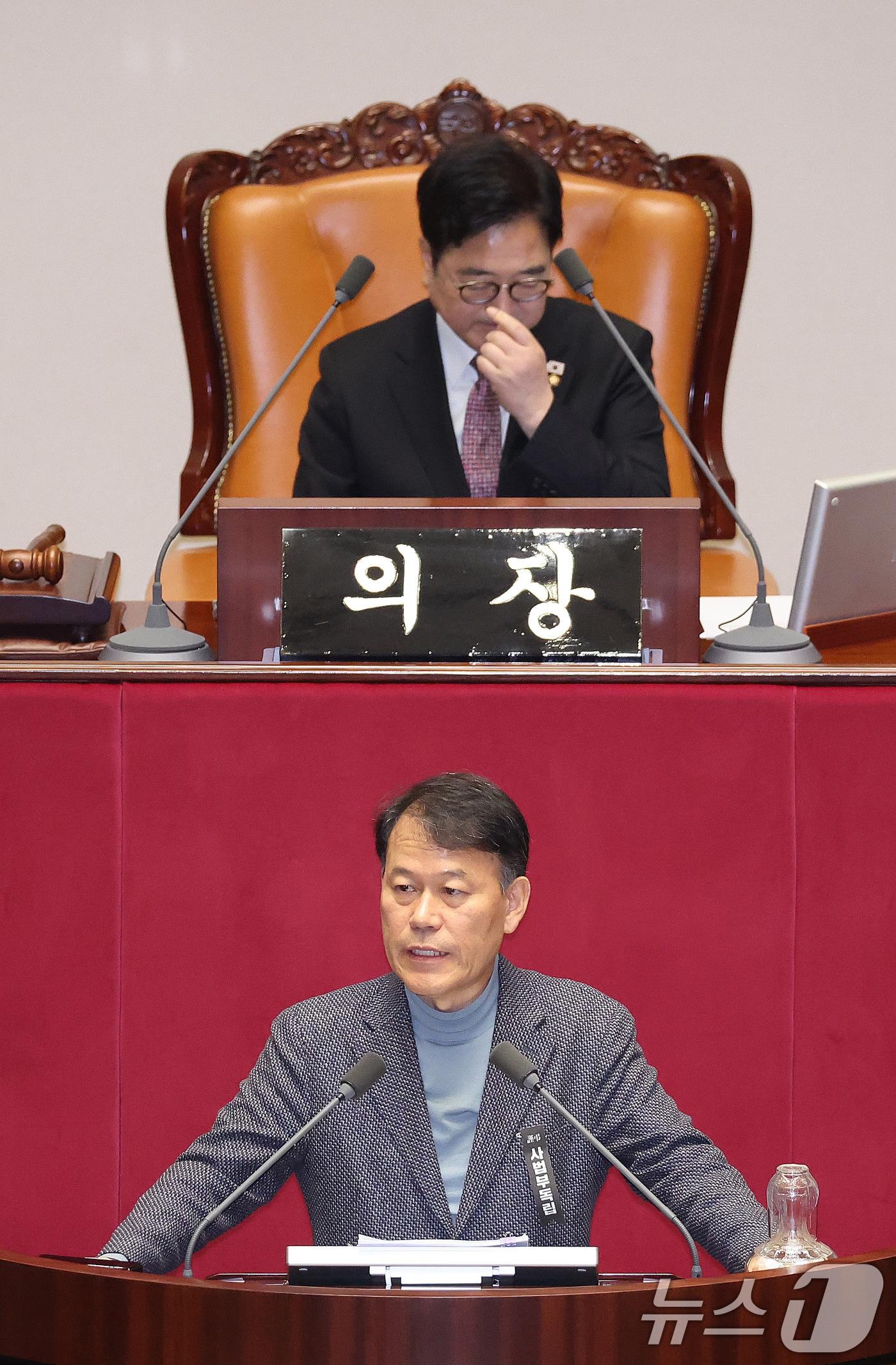 본문 이미지 - 윤한홍 국민의힘 의원이 24일 서울 여의도 국회에서 열린 제432회국회(임시회) 제8차 본회의에서 상법 일부개정법률안(대안)에 대한 무제한 토론(필리버스터)을 하고 있다. 2026.2.24 ⓒ 뉴스1 신웅수 기자