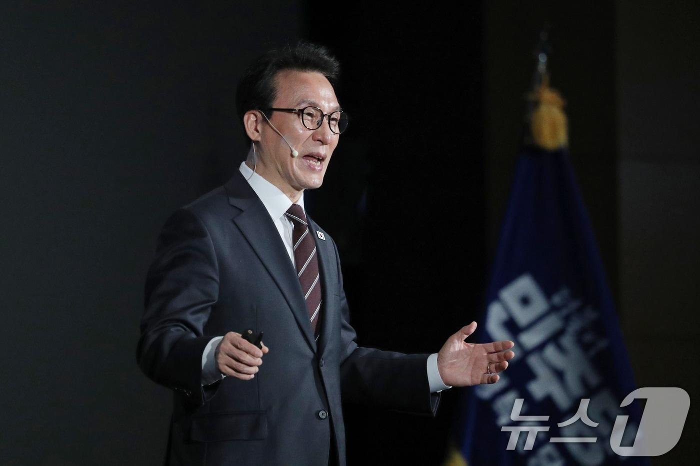 본문 이미지 - 김민석 국무총리가 24일 오후 충북 청주시 엔포드호텔에서 열린 더불어민주당 충북도당 초청 K-국정설명회에서 이재명 정부의 국정성과 등 특별강연을 하고 있다. 2026.2.24 ⓒ 뉴스1 김용빈 기자