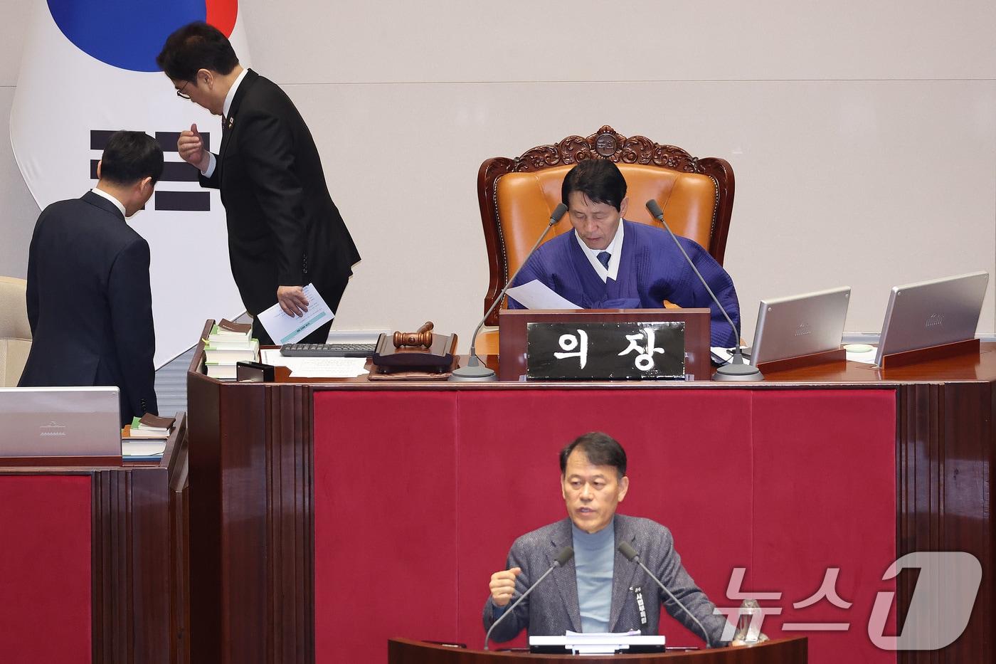 본문 이미지 - 윤한홍 국민의힘 의원이 24일 서울 여의도 국회에서 열린 제432회국회(임시회) 제8차 본회의에서 상법 일부개정법률안(대안)에 대한 무제한 토론(필리버스터)을 하는 가운데 우원식 의장이 의장석을 내려가고 있다. ⓒ 뉴스1 신웅수 기자