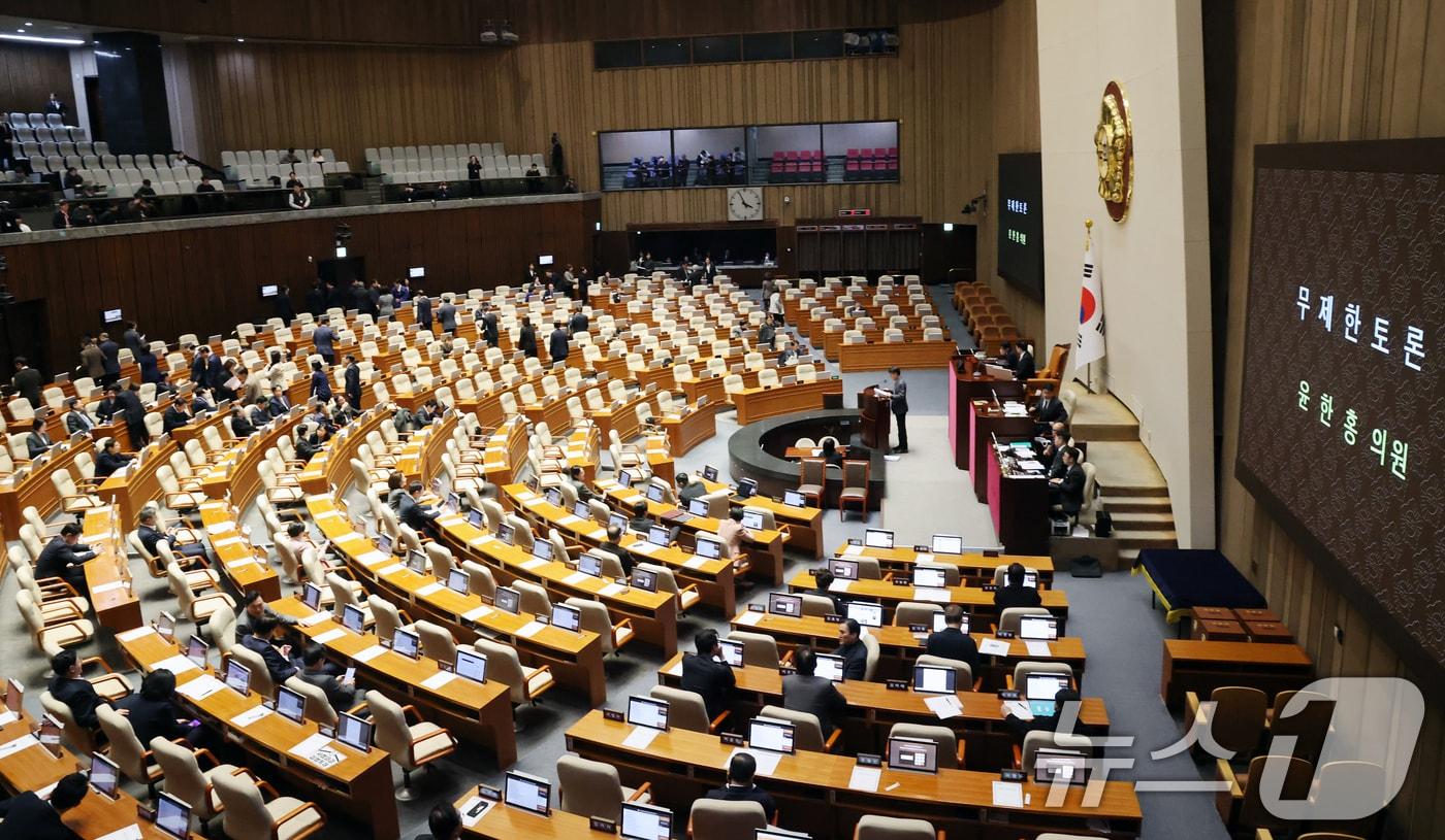 본문 이미지 - 24일 서울 여의도 국회에서 열린 제432회국회(임시회) 8차 본회의에서 윤한홍 국민의힘 의원이 상법 일부개정법률안(대안)에 대한 무제한 토론(필리버스터)을 하고 있다. 2026.2.24 ⓒ 뉴스1 이승배 기자