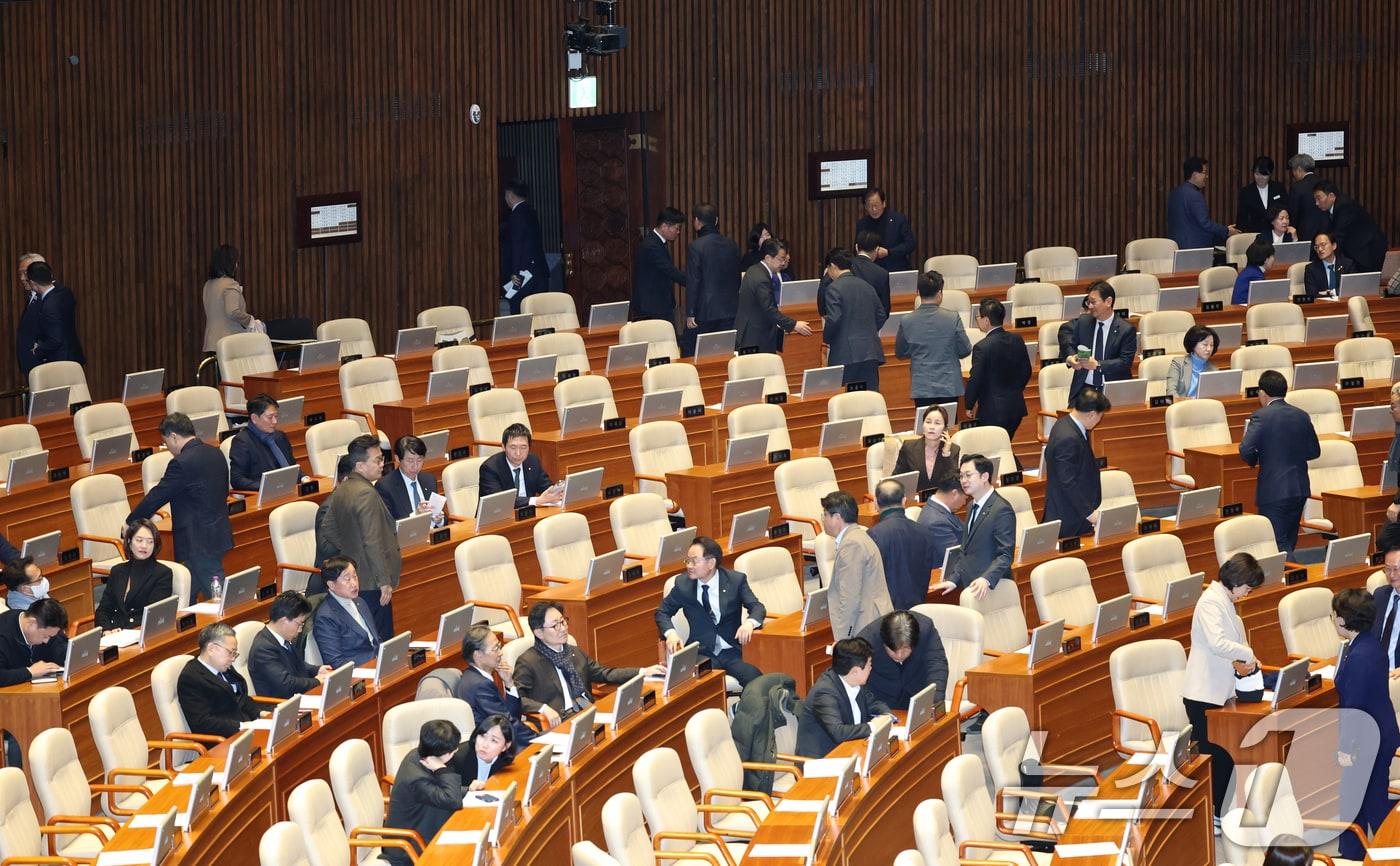 본문 이미지 - 24일 서울 여의도 국회에서 열린 제432회국회(임시회) 8차 본회의에서 윤한홍 국민의힘 의원이 상법 일부개정법률안(대안)에 대한 무제한 토론(필리버스터)을 시작하자 의원들이 이석하고 있다. 2026.2.24 ⓒ 뉴스1 이승배 기자