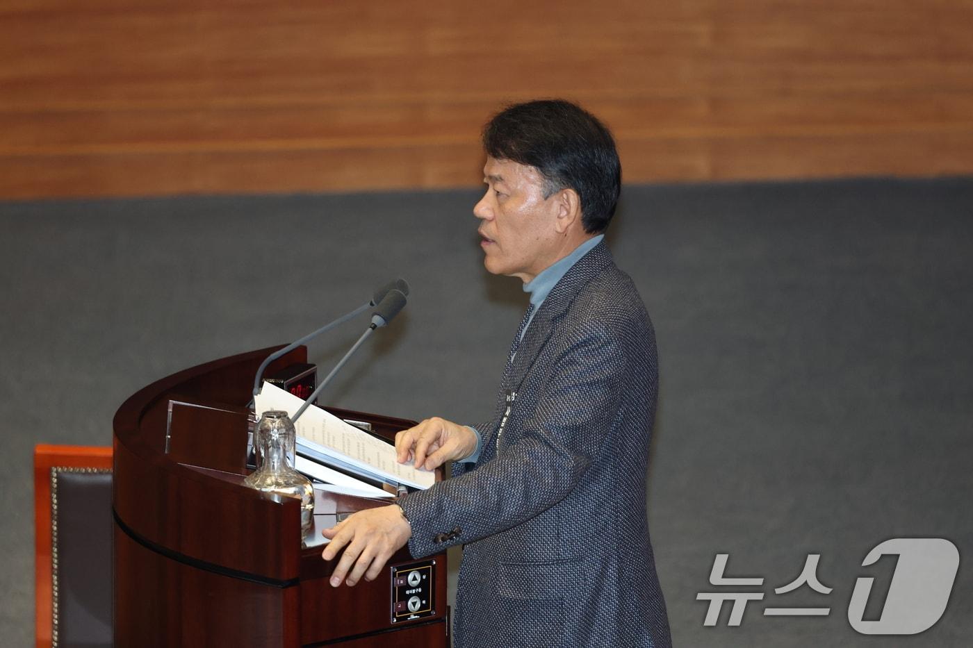 본문 이미지 - 24일 서울 여의도 국회에서 열린 제432회국회(임시회) 8차 본회의에서 윤한홍 국민의힘 의원이 상법 일부개정법률안(대안)에 대한 무제한 토론(필리버스터)을 하고 있다. 2026.2.24 ⓒ 뉴스1 이승배 기자