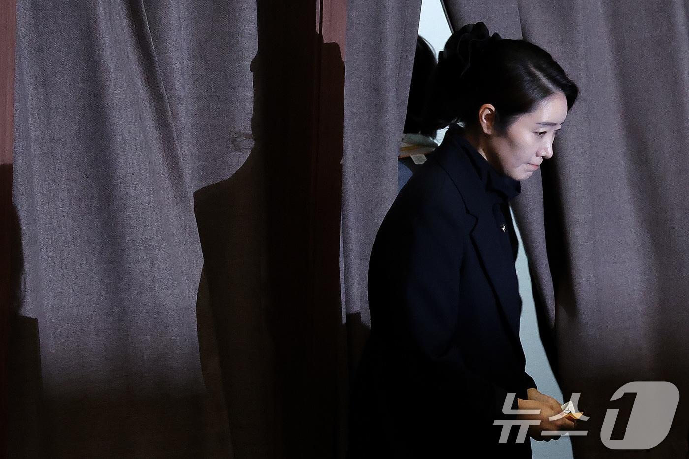 본문 이미지 - 강선우 무소속 의원이 지난 24일 서울 여의도 국회에서 열린 제432회국회(임시회) 제8차 본회의에서 자신의 체포동의안에 대한 투표 후 본회의장을 나서고 있다 2026.2.24 ⓒ 뉴스1 신웅수 기자