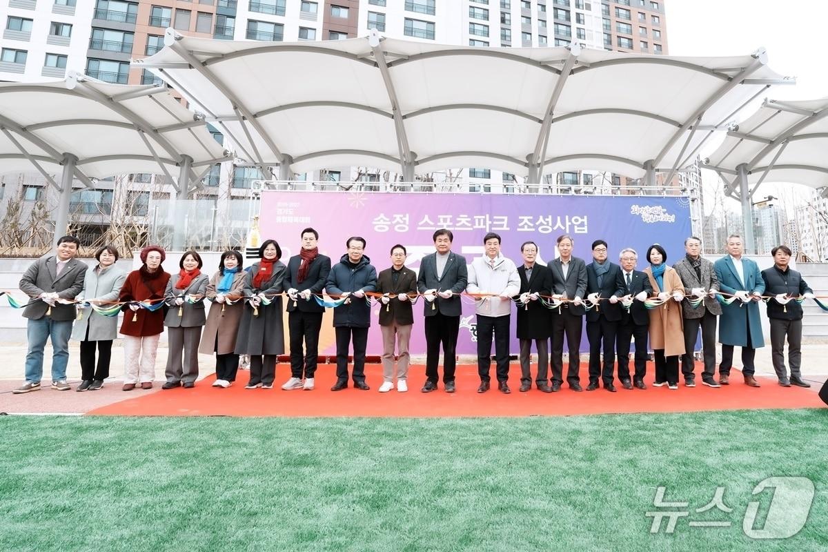 본문 이미지 - 24일 열린 탄벌동 송정 스포츠파크 준공식에서 참석자들이 테이프 커팅을 하고 있는 모습.(광주시 제공)