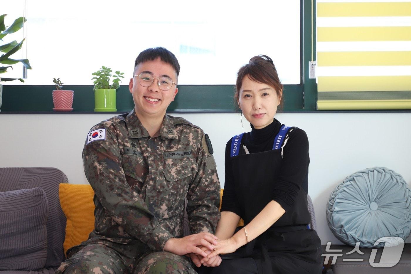 본문 이미지 - 사건 이후 다시 미용실을 찾은 최영현 하사를 반갑게 맞이하는 미용실 주인.(부대 제공, 재판매 및 DB 금지) 2026.2.24/뉴스1