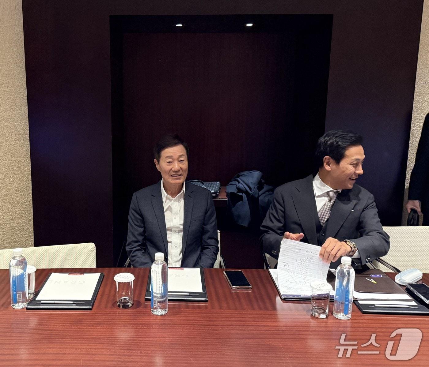 본문 이미지 - 24일 서울 중구 하얏트호텔에서 신동국 한양정밀 회장(사진 왼 쪽)이 발언하고 있다