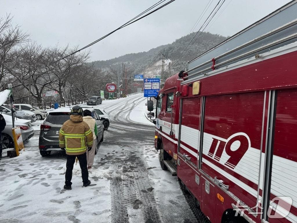 본문 이미지 - 경북 청도군에서 빙판길 사고가 나 관계 당국이 수습 중이다.(경북소방본부 제공. 재판매 및 DB금지)