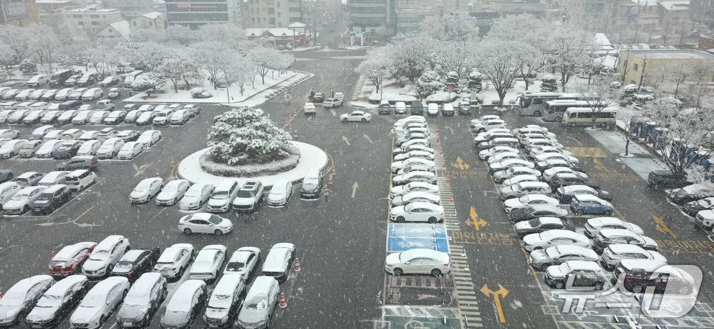 본문 이미지 - 24일 대설주의보가 내려진 가운데 경북 구미시청 주차장에 눈이 쌓여 있다. 2026.2.24/뉴스1