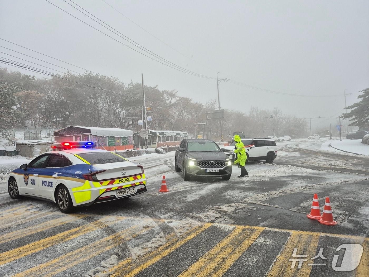 본문 이미지 - 24일 울산 북구 마우나고개 정상부 구간에 눈이 내려 도로가 통제됐다.(울산경찰청 제공. 재판매 및 DB금지)/뉴스1
