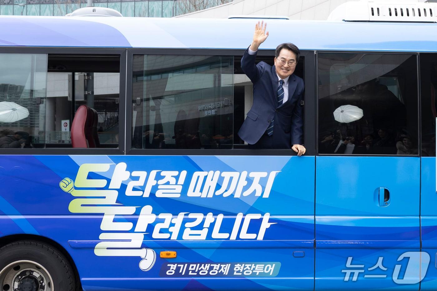 본문 이미지 - 24일 오후 경기융합타운 내 부지에서 김동연 경기도지사가 새로 공개된 달달버스에서 기념촬영을 하고 있다.(경기도 제공. 재판매 및 DB금지)