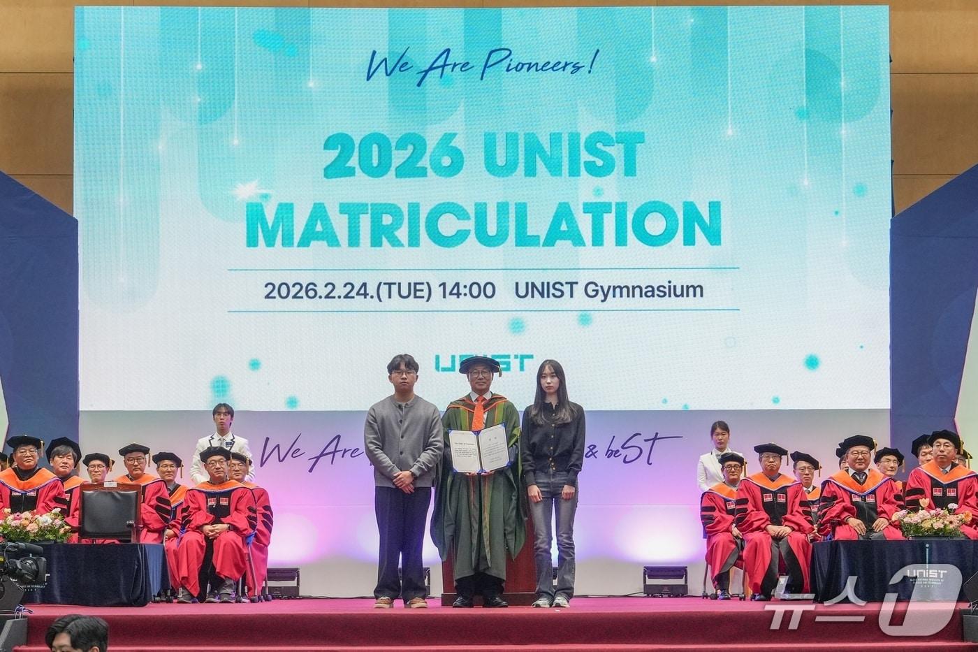 본문 이미지 - 박종래 총장과 2026년 UNIST 신입생 대표들이 기념 촬영을 하고 있다.(UNIST 제공. 재판매 및 DB금지)/뉴스1