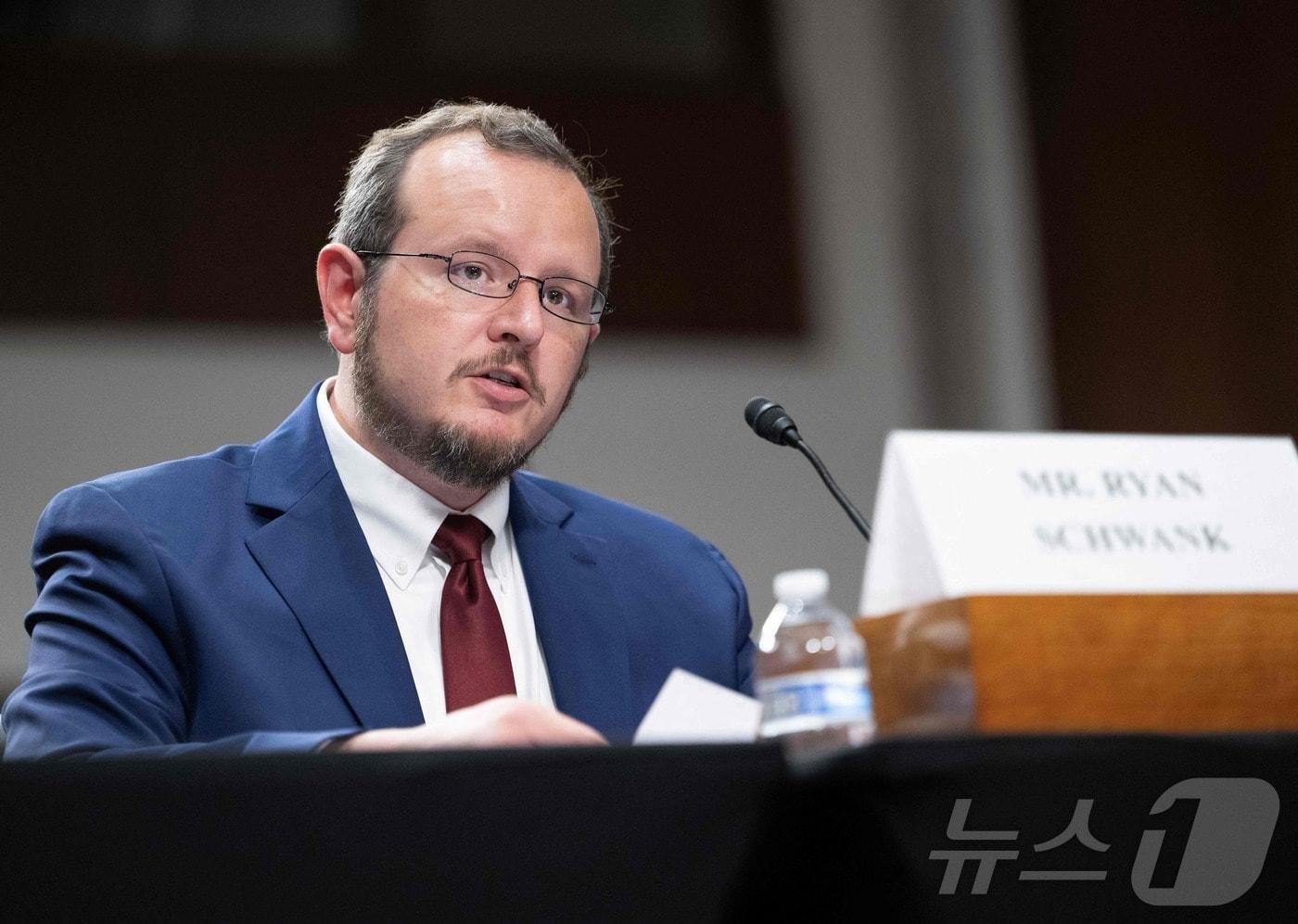 본문 이미지 - 미국 이민세관단속국(ICE) 훈련 교관으로 활동하다가 최근 사직한 라이언 슈웽크가 23일(현지시간) 미 하원 민주당 주최 포럼에서 발언하고 있다. 2026.2.23 ⓒ AFP=뉴스1