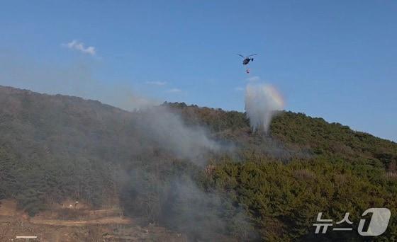 본문 이미지 - 지난 21일 오후 3시 52분쯤 창원시 의창구 봉림동의 한 야산에서 불이나 진화 헬기가 진화에 나서고 있다.(창원소방본부 제공. 재판매 및 DB금지)