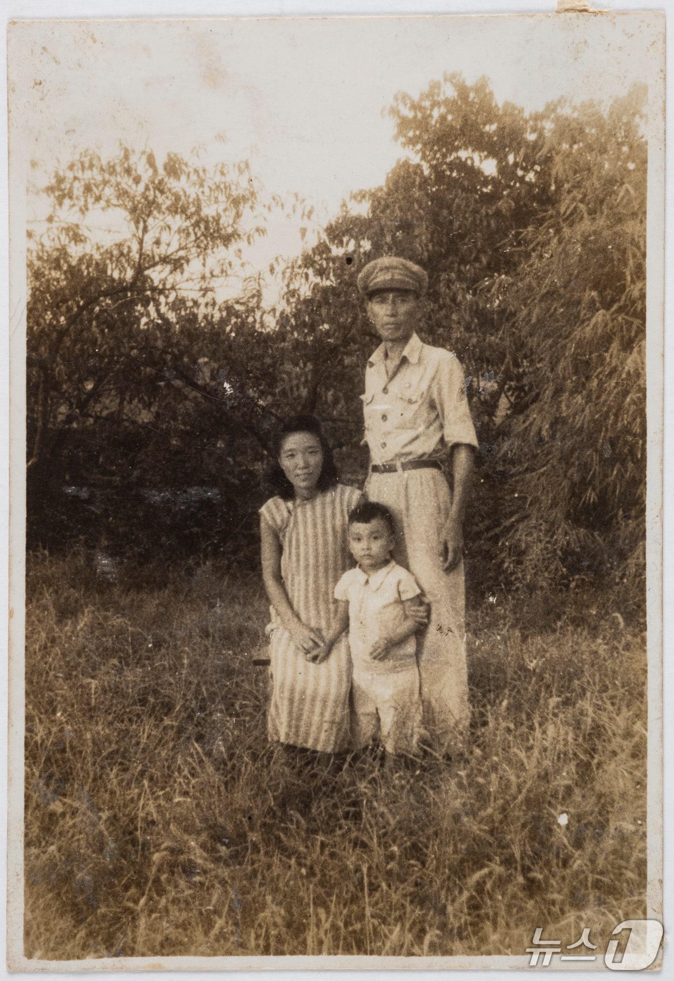 본문 이미지 - 이종희(사진 오른쪽)·송다녀(왼쪽) 지사 부부와 아들 이병태 씨(가운데)가 함께 찍은 가족 사진.(독립기념관 제공. 재판매 및 DB금지)