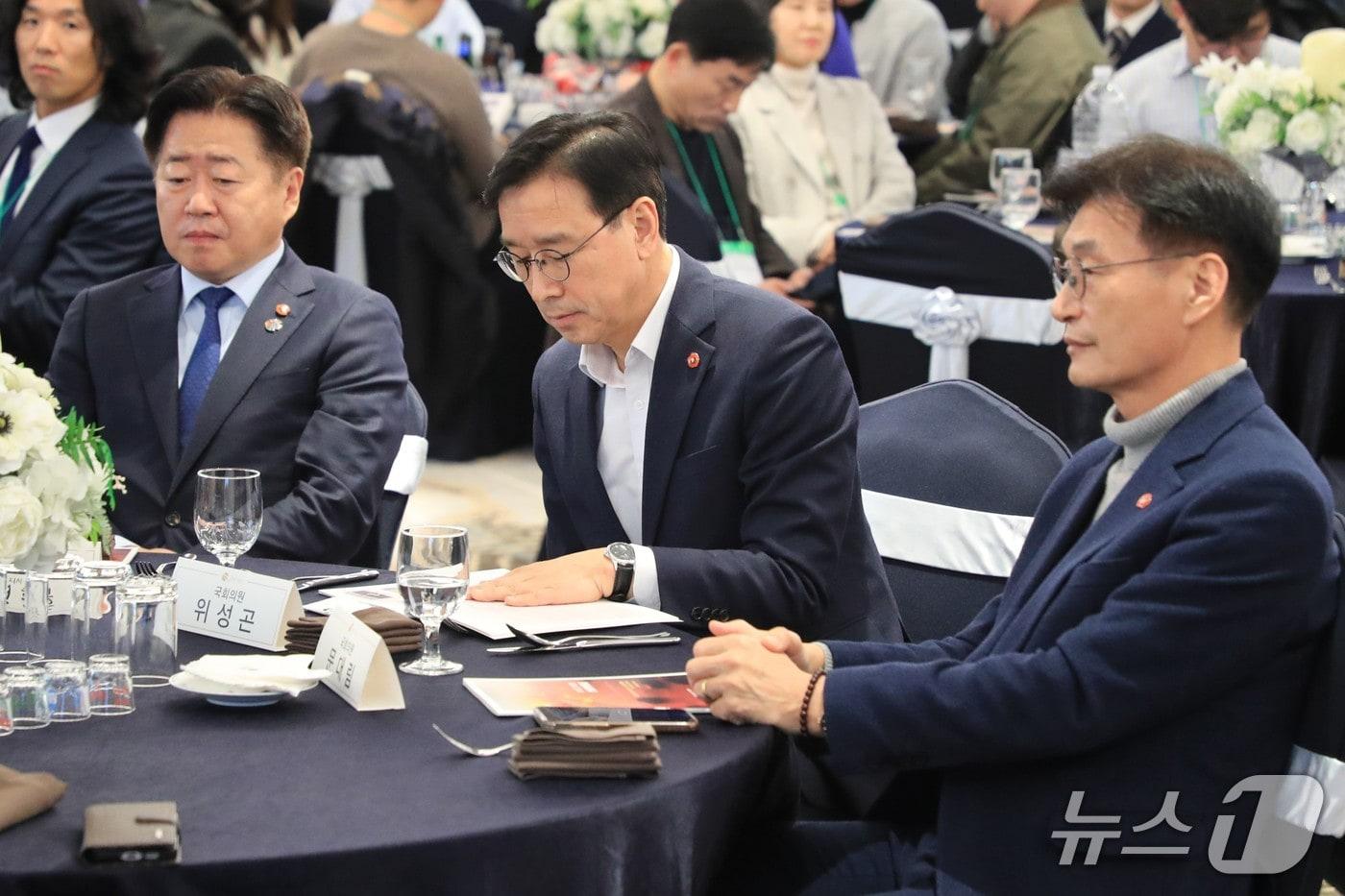 본문 이미지 - 지난 13일 제주도기자협회 신년하례회에 참석한 오영훈 지사, 위성곤 의원, 문대림 의원.(사진  왼쪽부터)/뉴스1