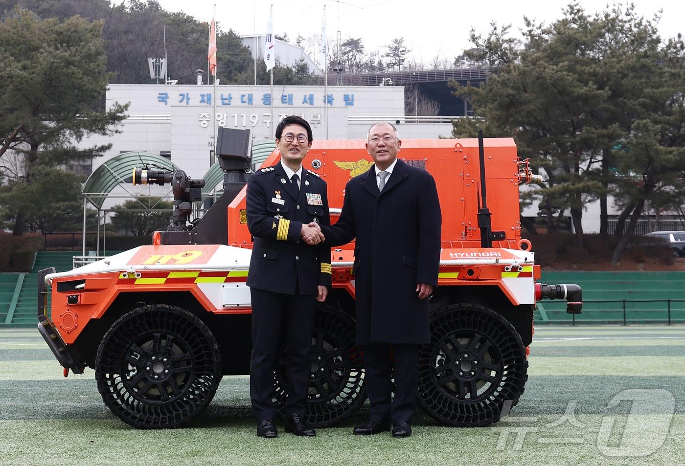 본문 이미지 - 정의선 현대자동차그룹 회장이 24일 경기 남양주시 수도권119특수구조대에서 열린 현대자동차그룹·소방청 무인소방로봇 기증식에서 김승룡 소방청장 직무대행과 기념촬영을 하고 있다. ⓒ 뉴스1 김민지 기자