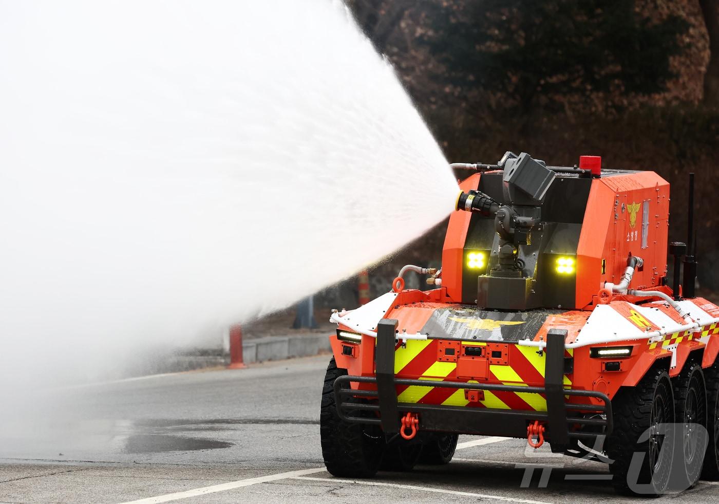 본문 이미지 - 지난달 24일 경기 남양주시 수도권119특수구조대에서 열린 현대자동차그룹·소방청 무인소방로봇 기증식 및 시연 행사에서 현대자동차의 무인소방로봇이 거센 물줄기를 뿜어내고 있는 모습(자료사진). 2026.2.24. ⓒ 뉴스1 김민지 기자