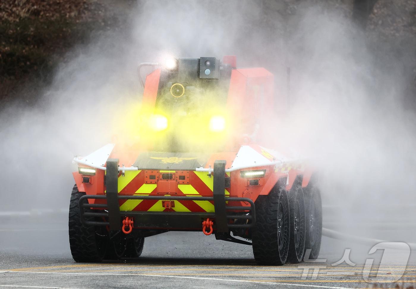 본문 이미지 - 24일 경기 남양주시 수도권119특수구조대에서 열린 현대자동차그룹·소방청 무인소방로봇 기증식 및 시연 행사에서 현대자동차의 무인소방로봇이 거센 물줄기를 뿜어내고 있다. ⓒ 뉴스1 김민지 기자