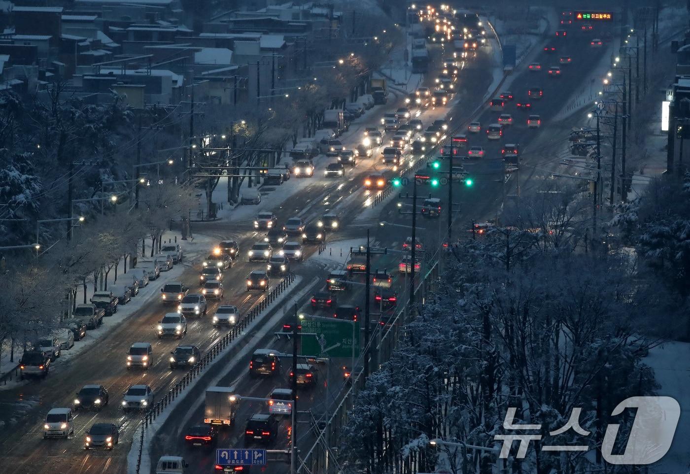 본문 이미지 - 24일 오후 대구 수성구 범안로 앞산터널 방면 퇴근길 차량이 함박눈에 갇혀 정체를 빚고 있다. 2026.2.24 ⓒ 뉴스1 공정식 기자