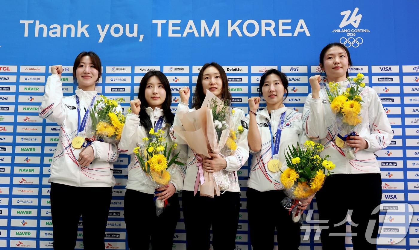 본문 이미지 - 쇼트트랙 여자 3,000m 계주 금메달리스트인 노도희(왼쪽부터), 김길리, 최민정, 이소연, 심석희가 24일 인천국제공항 제2여객터미널에서 2026 밀라노-코르티나담페초 동계올림픽을 마치고 귀국해 기념촬영을 하고 있다. 대한민국은 2026 밀라노·코르티나담페초 동계올림픽에서 총 10개의 메달(금 3, 은 4, 동 3)과 종합순위 13위를 기록했다. 2026.2.24 ⓒ 뉴스1 이호윤 기자