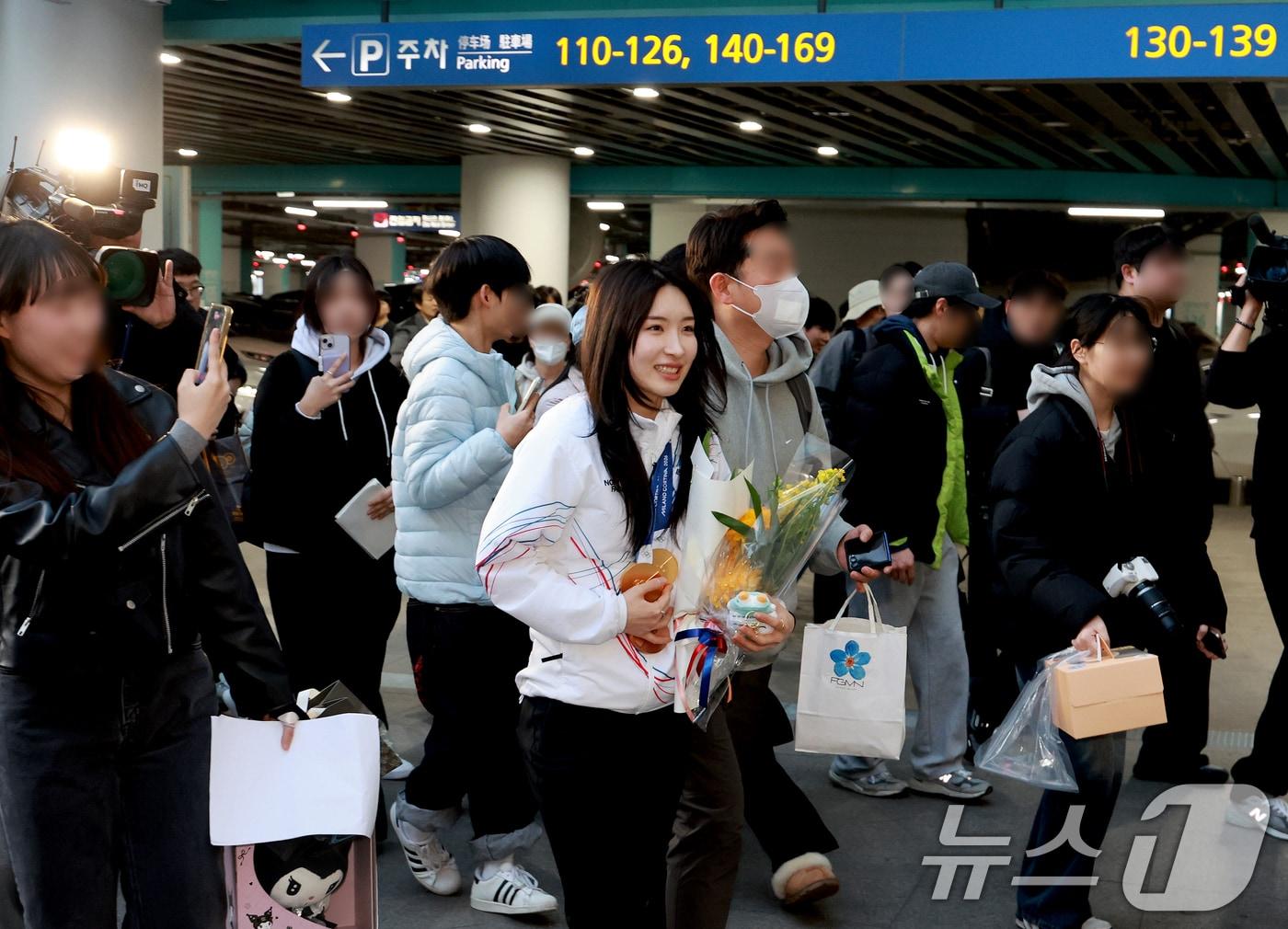 본문 이미지 - 쇼트트랙 여자 1500m, 여자 3000m 계주 금메달로 2관왕을 차지한 김길리가 24일 인천국제공항을 통해 귀국하고 있다. 2026.2.24 ⓒ 뉴스1 이호윤 기자