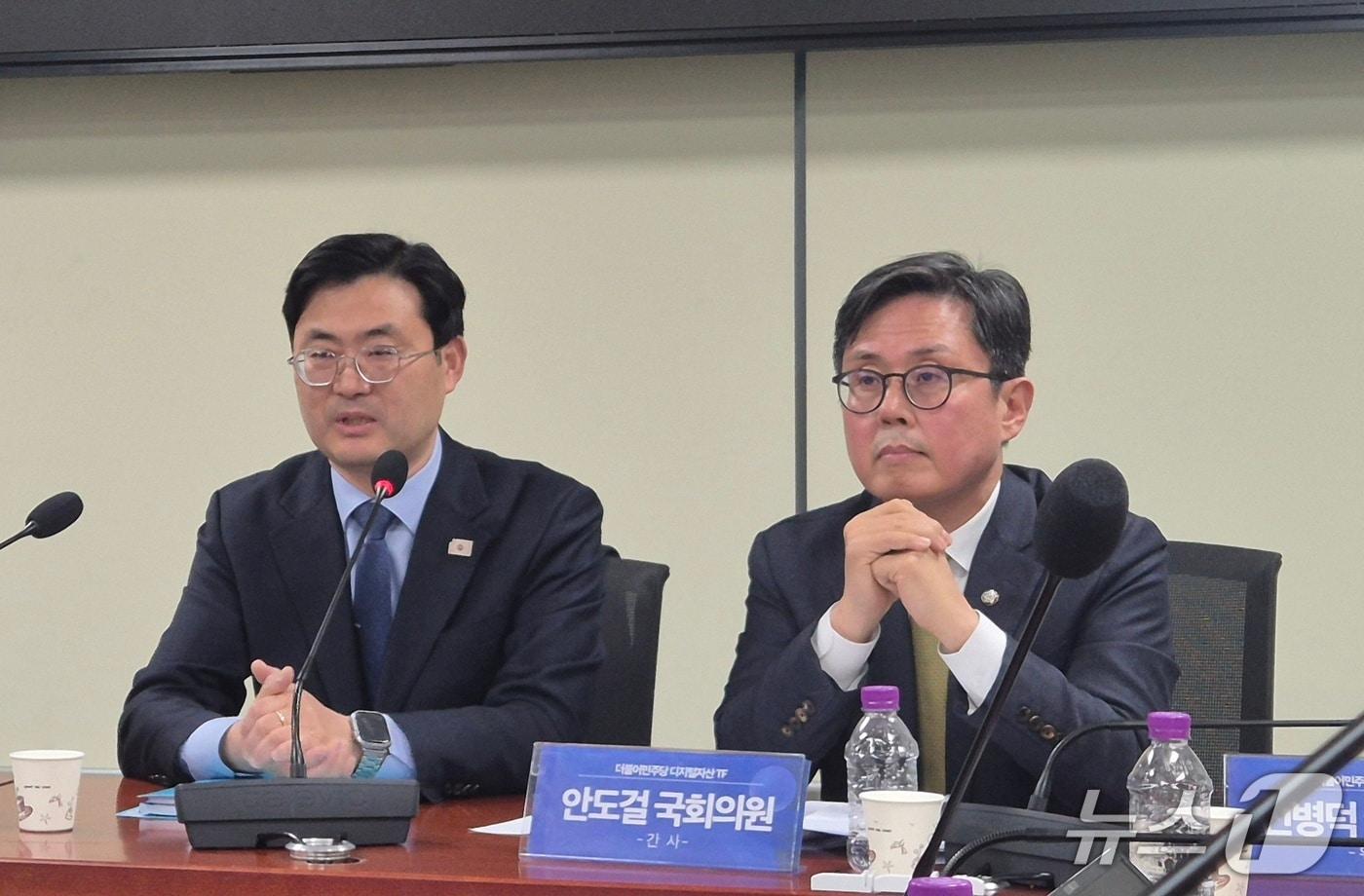 본문 이미지 - (왼쪽부터) 더불어민주당 이정문 의원과 안도걸 의원이 24일 서울 국회의사당에서 열린 가상자산 2단계법 최종안 회의 직후 기자들에게 브리핑하고 있다. 2026.2.24./뉴스1 