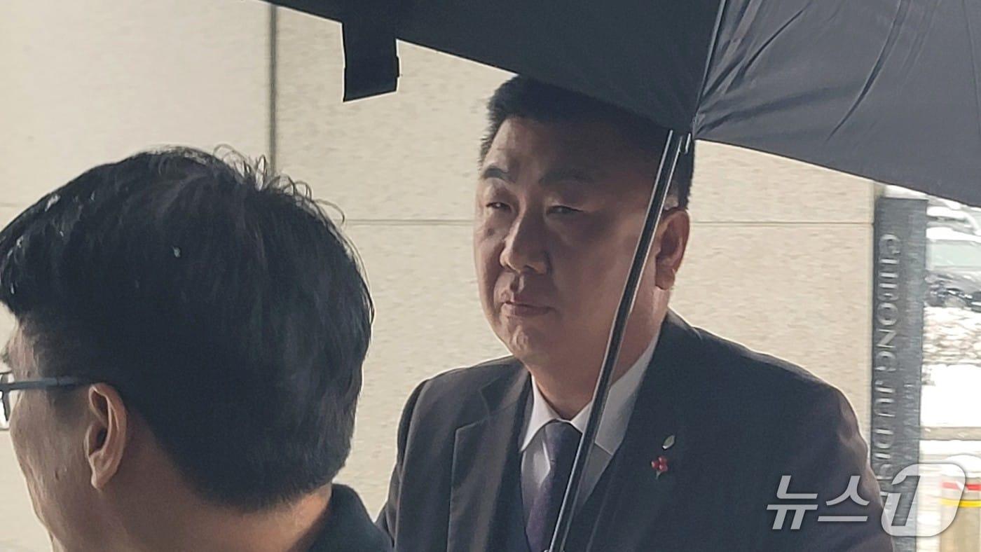 본문 이미지 - 이범석 청주시장이 24일 청주지법에서 재판에 출석하고 있다.2026.2.24./뉴스1 임양규 기자