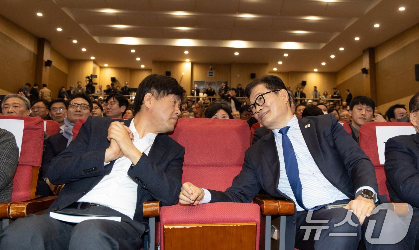 본문 이미지 - 24일 서울 여의도 국회 의원회관에서 열린 전현희 더불어민주당 의원의 '우아한 칼' 출판기념회에서 김용 전 민주연구원 부원장과 송영길 전 대표가 대화하고 있다. 2026.2.24 ⓒ 뉴스1 이승배 기자