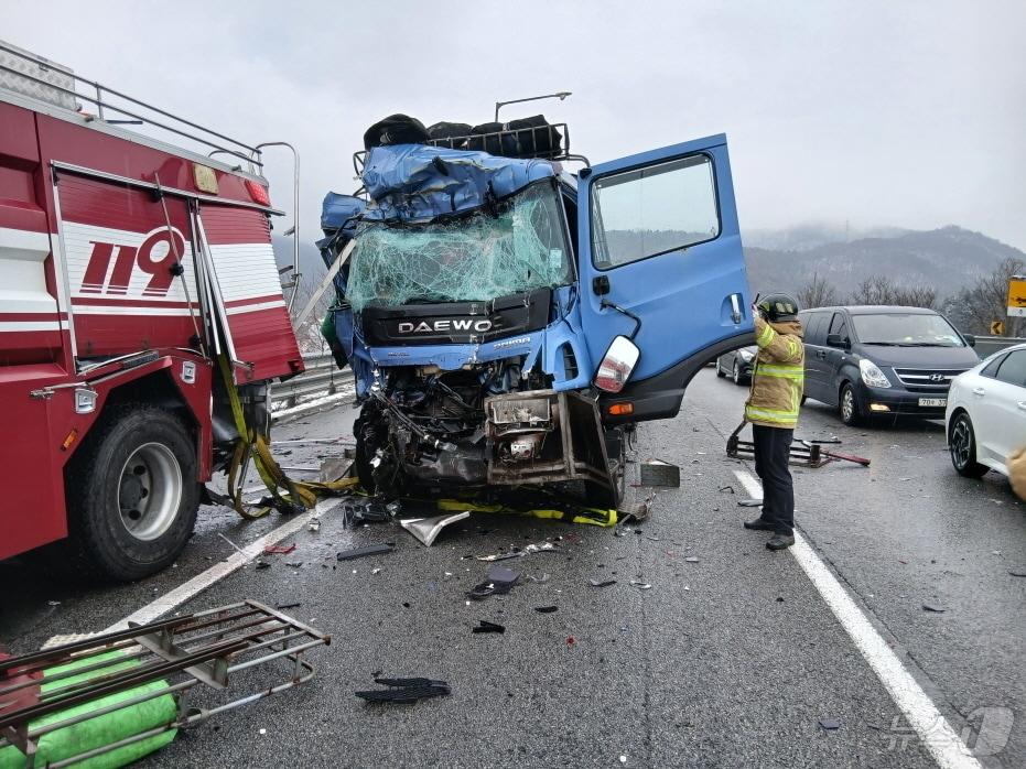 본문 이미지 - 24일 오후 1시 38분께 전북 정읍시 입암면 호남고속도로 하행선 116.9km 지점에서 사고를 수습하던 소방차와 4.5톤 화물차가 부딪치는 사고가 발생했다.(전북소방본부 제공. 재판매 및 DB금지) ⓒ 뉴스1 문채연 기자