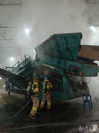 본문 이미지 - 24일 오전 11시 7분께 전북 군산시 소룡동의 한 톱밥 제조 공장 창고에서 불이 났다.(전북소방본부 제공. 재판매 및 DB금지)