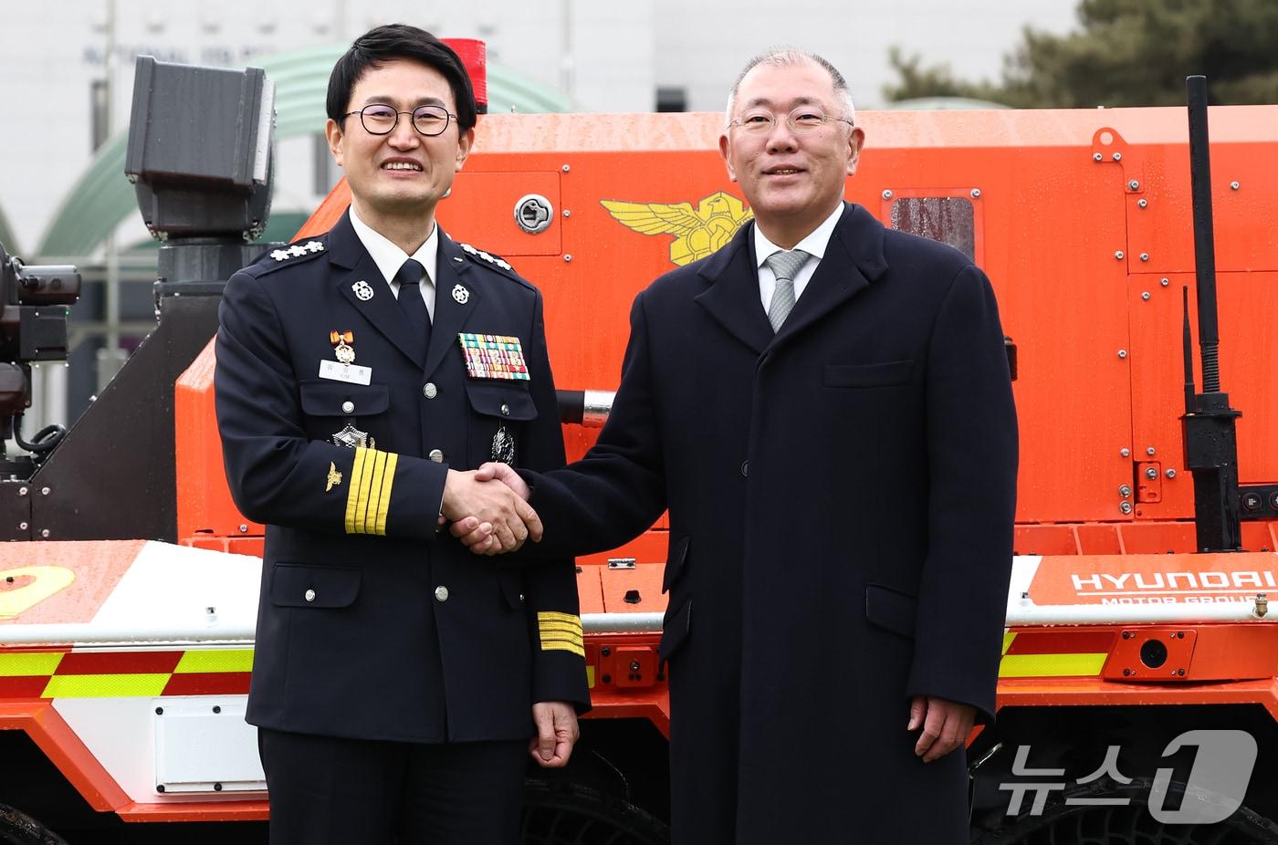 본문 이미지 - 정의선 현대자동차그룹 회장이 24일 경기 남양주시 수도권119특수구조대에서 열린 현대자동차그룹·소방청 무인소방로봇 기증식을 마치고 김승룡 소방청장 직무대행과 기념촬영을 하고 있다. 2026.2.24 ⓒ 뉴스1 김민지 기자