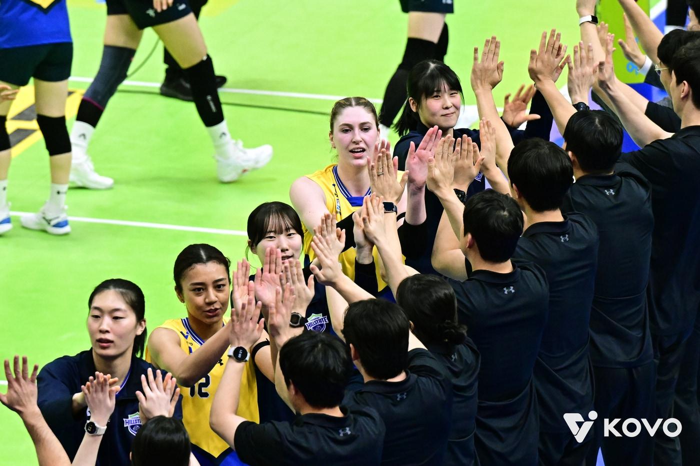 본문 이미지 - 승리 후 하이파이브를 나누는 현대건설 선수들(KOVO제공) 