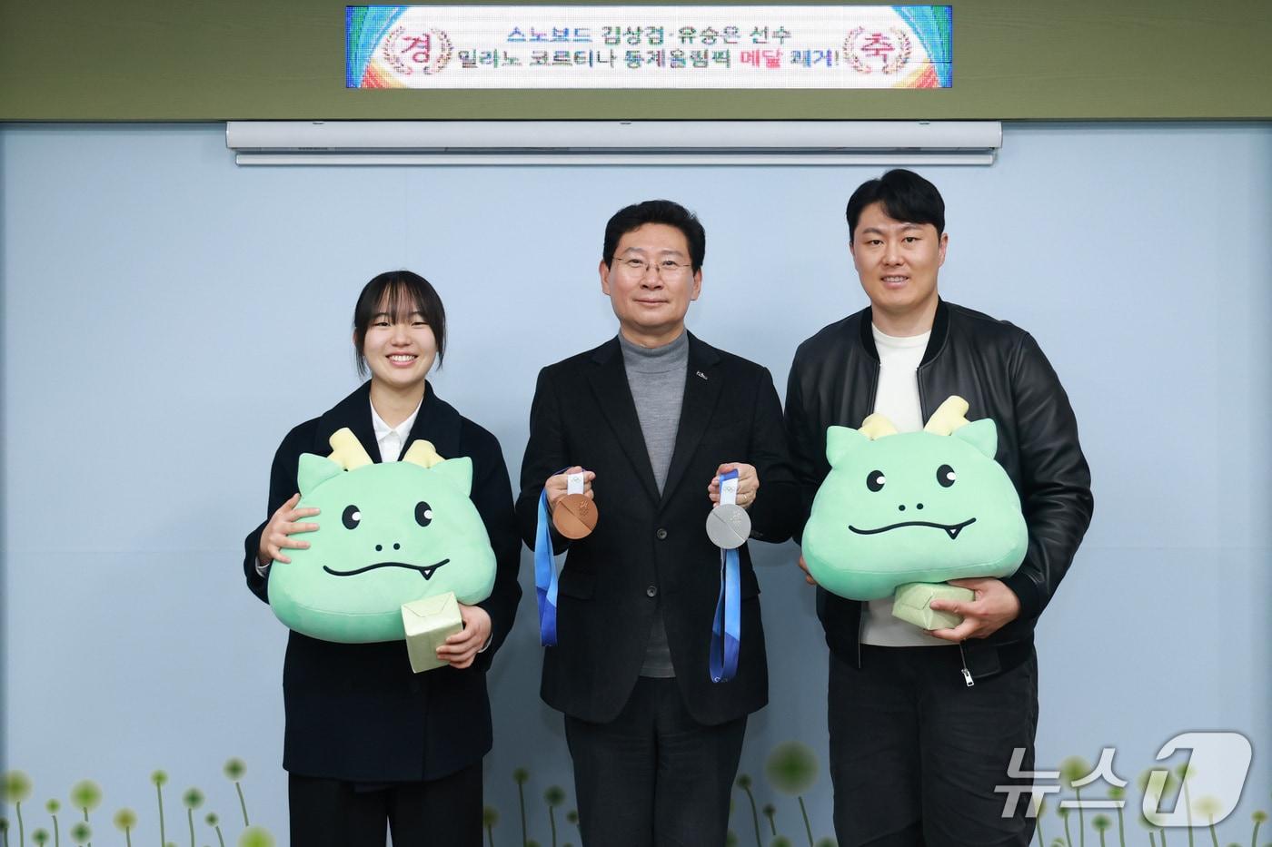 본문 이미지 - 이상일 경기 용인시장이 24일 2026 밀라노·코르티나 동계올림픽 메달리스트들을 격려하고 있다. (용인시 제공. 재판매 및 DB 금지) 2026.2.24/뉴스1